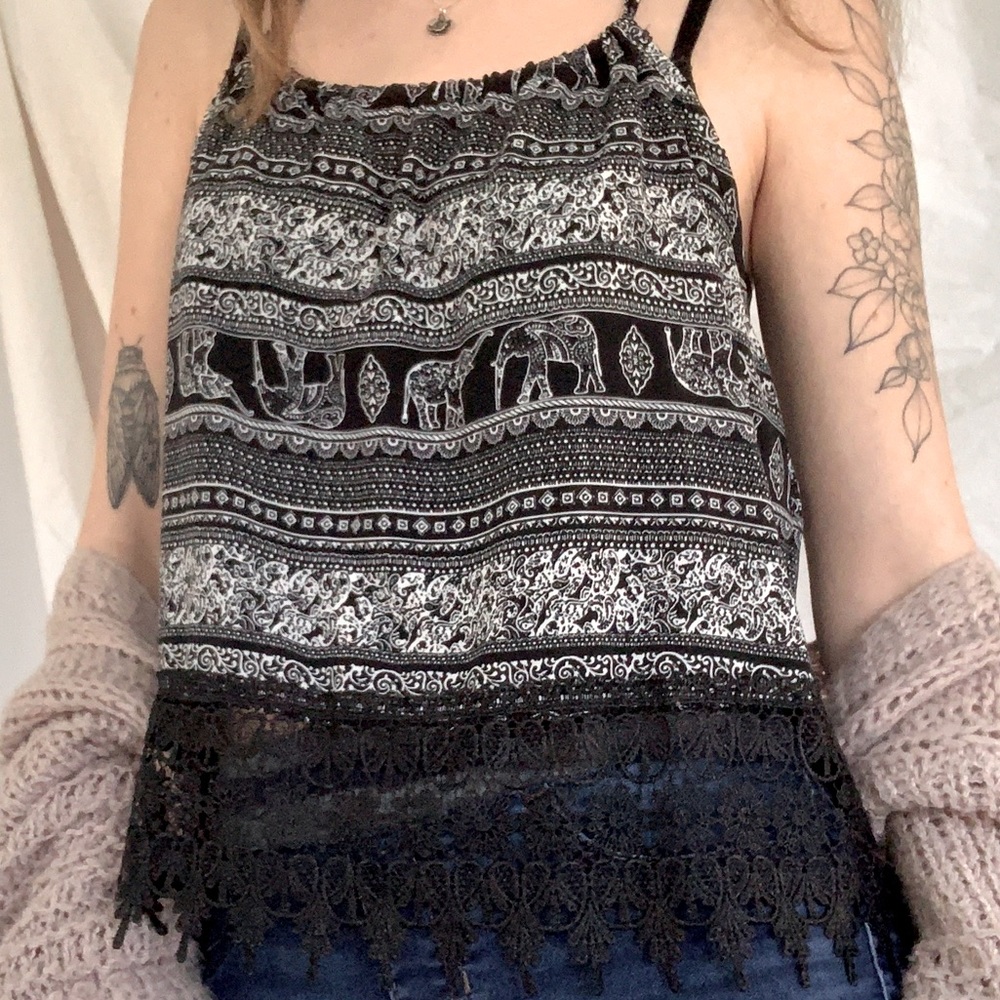 LA Hearts Pacsun small black and white paisley top